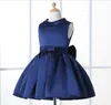 Kwiat Girl Sukienki na Wesela Elegancka Długość Kolana Neckline Neckline Cap Sleeve Custom Kids Formalna Nosić Satin Dress