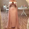 Skräddarsydd 2019 Blush Flowers Boat Neck Elegant Aftonklänningar Med Långärmad Chiffon @ Satin Arabic Formal Gown Vestido de Festa