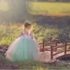 Blumenmädchenkleider aus Spitze, schöne Ballkleid-Weinlese-Festzugskleider für Mädchen mit Trägern, grüne, elfenbeinfarbene Tule-Prinzessin-Hochzeitsfeierkleider