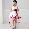 Goede kwaliteit elegante baljurk asymmetrische v-hals hi-lo bloem meisje jurk met rode sjerp