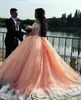 2017 Quinceanera 드레스 블러쉬 핑크 아랍어 오프 어깨 레이스 Applique 비즈 바닥 길이 얇은 얇은 얇은 16 플러스 사이즈 파티 댄스 파티 이브닝 ​​가운