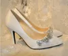 Nuovo arrivo Scarpe da sposa strass Scarpe da sposa in raso bianco Punta tonda Tacco alto Splendide scarpe da ballo per feste Punta a punta Damigella d'onore307A