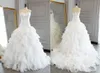 Verkliga bilder Strapless 2018 Ruffles Wedding Dress Ball Kake Billiga Organza Court Tåg Lace Applique Lace Up Back Plus Size Designer Bridal