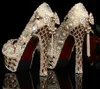 Splendide scarpe da sposa eleganti da sposa in cristallo con strass di lusso, scarpe da sera con tacchi alti da donna con perline ingioiellate