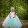 Blumenmädchenkleider aus Spitze, schöne Ballkleid-Weinlese-Festzugskleider für Mädchen mit Trägern, grüne, elfenbeinfarbene Tule-Prinzessin-Hochzeitsfeierkleider