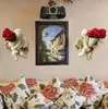 Vaso di fiori di seta a parete con angelo in resina protettiva per l'ambiente europeo, tre rami di decorazioni per la casa di moda con fiori artificiali
