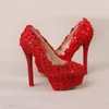 Rote Braut-Hochzeitsschuhe mit hohem Absatz und Blumenspitze, Abschlussballschuh, Brautjungfer, Abendparty, rote Spike-Pumps, Promi-Stiletto