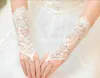 Fashion Crystals Lace Bridal Handskar under armbågslängd Fingerless Sequined Wedding Gloves Rhinestones Formell Party Short Glove