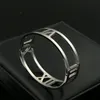 Titanium Steel Love H Pulletiva Bangle Wide Hollow Roma Versão digital do arranjo digital para mulher judeu