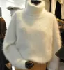 негабаритный белый трикотажный свитер