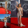 Jennifer Lopez Prisvärd Lyxiga Sexiga Prom Klänningar Med Criss Kors Straps Split Sequin Backless Silver Celebrity Red Carpet Grows