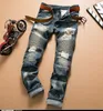 Mode Nya män Jeans Coola män Distressed Ripped Jeans Modedesigner Raka Motorcykel Biker Jeans Causal jeansbyxor Streetwear Style