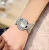 Bracelet de mode de luxe Regardez pour les femmes populaires UE US US DIAMANTE Butterfly Mesh Band Femmes Quartz Watchs Whole Robe W8573857