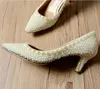 Lyxig elegant elfenben pärla bröllopsfest dans skor brudskor pekade tå kattunge-heeled skor kvinna dam klänning skor
