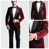 Bourgogne Velvet Slim Fit Groom Tuxedos Bröllopskassar Skräddarsydda Groomsmen Bästa Man Prom Passar Svart Byxor (Jacka + Byxor + Båge Tie + Hanky)