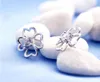 2015 Modeschmuck 925 Sterling Silber Ohrringe mit weißem Kristall Klassischer Stick-Ohrring Glänzende Blumenform für Frauen