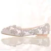 Scarpe da sposa con diamanti in raso bianco Scarpe da sposa con strass da donna con tacco piatto Scarpe eleganti da cerimonia fatte a mano