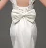 2015 Robes de mariée en dentelle de sirène en manches de capuchon de bétail Backless Bridal Robes avec une robe de mariée de créateurs de Big Bow détachable 2499532