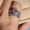 001 Victoria Wieck Taglio principessa Zaffiro rosa Diamante simulato 10KT Anello di fidanzamento in oro bianco riempito con fede nuziale Set Sz 5-11 Regalo