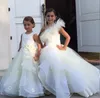 Lindo blanco marfil encaje rebordear organza flores niñas vestidos 2015 piso lengthe flores hechas a mano fajas niñas vestidos de fiesta por encargo