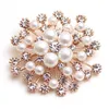 Toppkvalitet Sparkly Clear CZ Zircon Crystal Rhinestone och Pearl Floral Gold Tone Bröllop Bridal Brosch Special Gift Collar Pins för tjejer