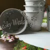 Darmowa Wysyłka! 100 sztuk / partia! Hollow Out White Color Snowflake Mini Tin Pails, Mini Wiaderki Favors Mini Bucket Candy Boxes Favors, Tin Pails Favors