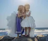 Satin Spitze Elfenbein Prinzessin Festzug Kleider für Mädchen Band Träger Perlen Kristalle Blumen Mädchen Kleider High Low Boho Strand Hochzeit Braut