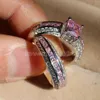 001 Victoria Wieck Taglio principessa Zaffiro rosa Diamante simulato 10KT Anello di fidanzamento in oro bianco riempito con fede nuziale Set Sz 5-11 Regalo