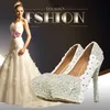 Nouveau arrivé fleur blanche dames talons hauts chaussures strass mariée robe de mariée chaussures femme talons aiguilles fête bals chaussures