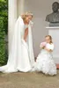 Bedövning 2016 Ny billig Hooded Bridal Cape Ivory White Wedding Cloaks Faux Fur Perfekt för Vinter Bröllop Bridal Wraps Bridal Cape Jacket
