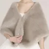 Winter Wedding Cloak Bridal Faux Fur Wraps Varm sjalar Ytterkläder Koreanska Stil Kvinnor Jacka Prom Kväll Party LDRESS11029