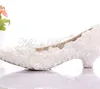 Novo estilo de renda branca salto baixo casamento noiva salto gatinho salto dama de honra elegante festa enfeitada sapatos de baile senhora dançando sapatos244m