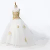 2022 Fashion White With Gold Lace Flower Girls Dresses Princess Designer för Wedding Kids Girls Tulle Ruched With Spaghetti Straps7263184
