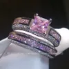 Tamaño 5-10 Joyería de moda al por mayor 10kt Oro blanco Lleno Princesa Corte Rosa Zafiro Piedras preciosas Mujeres Boda Pareja nupcial Conjunto de anillos Regalo