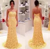 Robes de bal de soirée en dentelle jaune sans bretelles magnifiques robes de demoiselle d'honneur gaine avec ceinture arc balayage train robes de soirée 2016 robes arabes