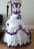 Trägerlose echte Muster-Brautkleider mit Spitzenapplikationen und Perlenstickerei, handgefertigten Blumen, Gothic-Schwarz-Weiß-Trachten, lila-weiße Brautkleider