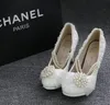 Perles de perles blanches chaussures de mariage bout rond talon haut Applique sandales d'été chaussures de mariée accessoires