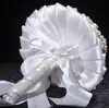 Bouquet de mariée de mariage de luxe avec perles de rose faites à la main et diamants mariée tenant des fleurs de haute qualité