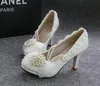 Perles de perles blanches chaussures de mariage bout rond talon haut Applique sandales d'été chaussures de mariée accessoires