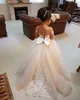 New Lovely Pink Tulle Maniche lunghe Matrimoni Abiti da ragazza di fiori con girocollo Bowknot Applique in pizzo Perle di perline Abiti da spettacolo per ragazze