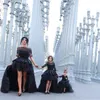 High-Low-Blumenmädchenkleider, Hochzeitskleider, 3/4-Ärmel, gestufte schwarze Festzugskleider für Teenager, Kommunion, transparenter Ausschnitt, formelle Kleidung für Kinder