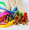 Varinhas mágicas coloridas de fita de fita de fita de fita com sino Twirling streamer casamento favores decoração de casamento suprimentos