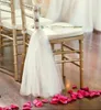 Hermosa muestra de marcos para sillas blancas para decoraciones de boda, flores hechas a mano, cinta para silla, aniversario, gasa, elegante fiesta, banquete A3825417