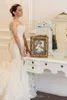 Klänningar vintage spetsar sjöjungfru bröllopsklänningar 2015 stropplösa rygglösa kapelltågapplikationer band ruffles brudklänningar skräddarsydda wedd