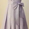 Satin ärmlös korta brudtärna klänningar billiga v-hals med sash knä längd A-line dragkedja bröllopsfest klänning