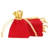 Groothandel 25 stks 7x9cm rood fluwelen gouden trim trekkoord sieraden cadeau Kerstmis / bruiloft string trekkoord tassen pouches