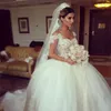 Арабские свадебные платья Кружевные прозрачные свадебные платья Принцесса Бальное платье с прозрачным вырезом с круглым вырезом и рукавами Покрытые пуговицы с скользящим шлейфом Свадебные платья