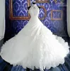 Vita bröllopsklänningar spetsbollklänning brudklänningar med spets applique pärlor hög nacke ärmlös zip tillbaka organza bröllopsklänningar