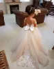 Długie rękawy Suknia Balowa Kwiat Dziewczyny Sukienki Sheer Neck Aplikacje Bow Girls Pageant Suknie Christening Suknie Dzieci Urodziny Dress