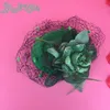 Zielone kwiaty kapelusze ślubne z siatkami welonów pióro kwiat łuk fascynatora kapelusze ślubne wesele weselne ślubne bridal welon na sprzedaż uk